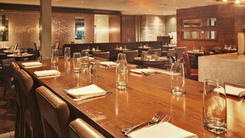 Tägliches Frühstücksbuffet (18.00 USD pro Person)