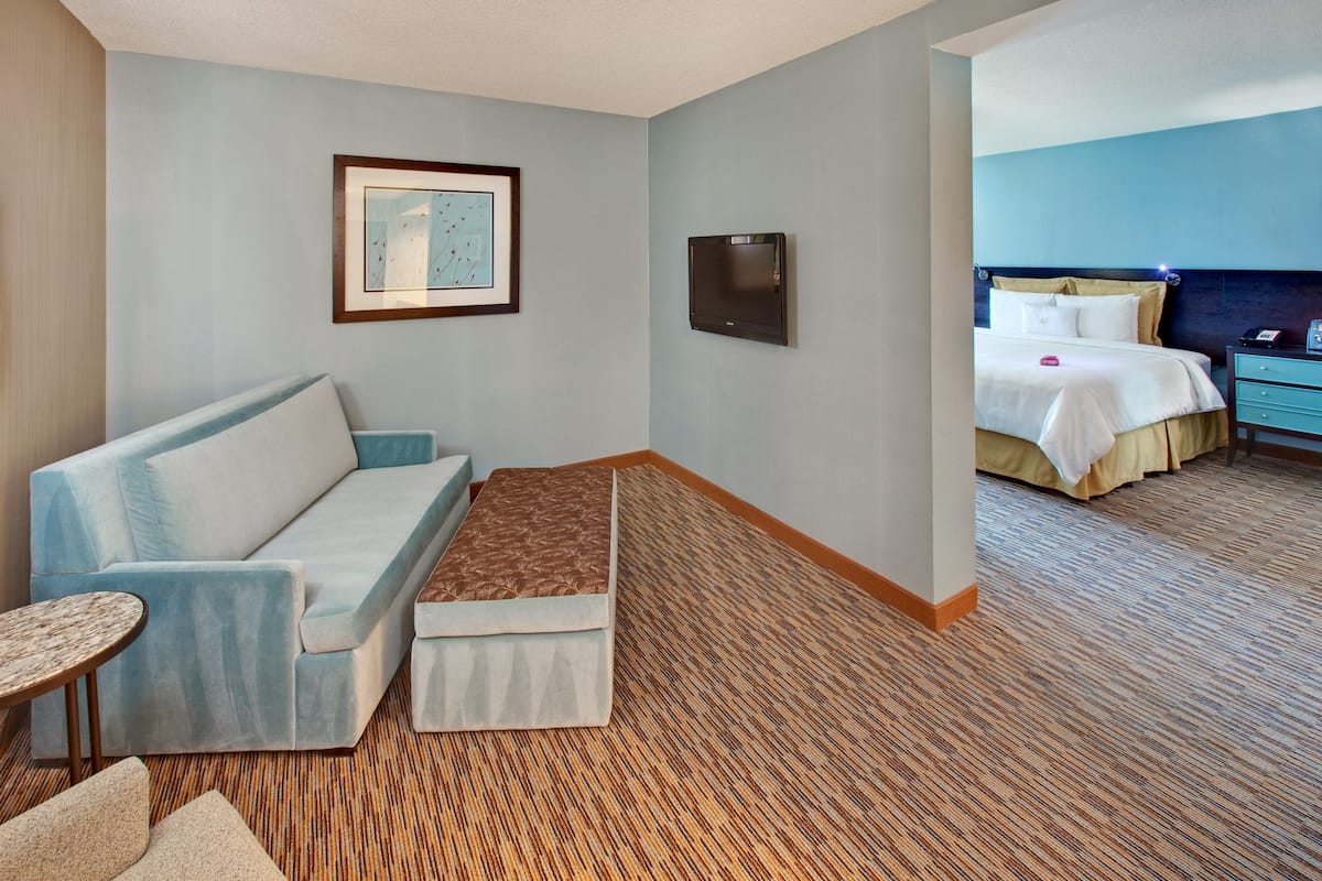 Ropa de cama de alta calidad y caja de seguridad en la habitación