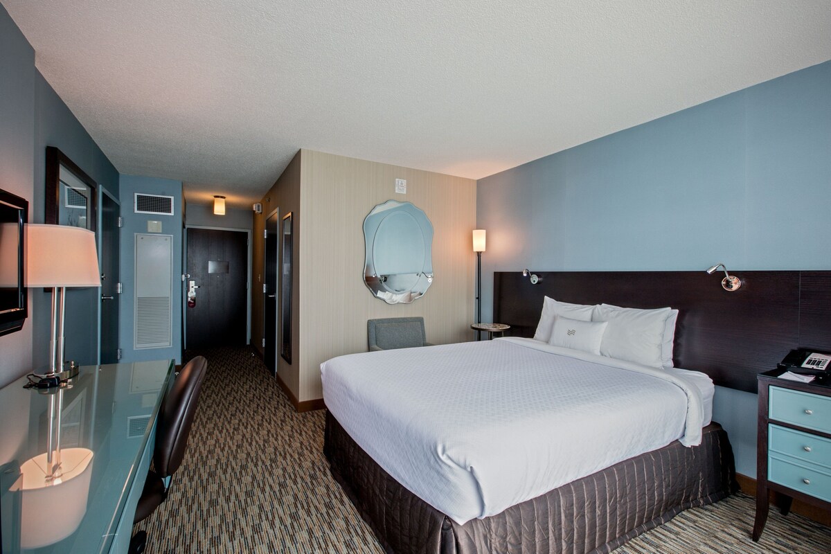Standard Room, 1 Queen Bed, Accessible (Communications) | Premium bedding, in-room safe, desk, laptop workspace