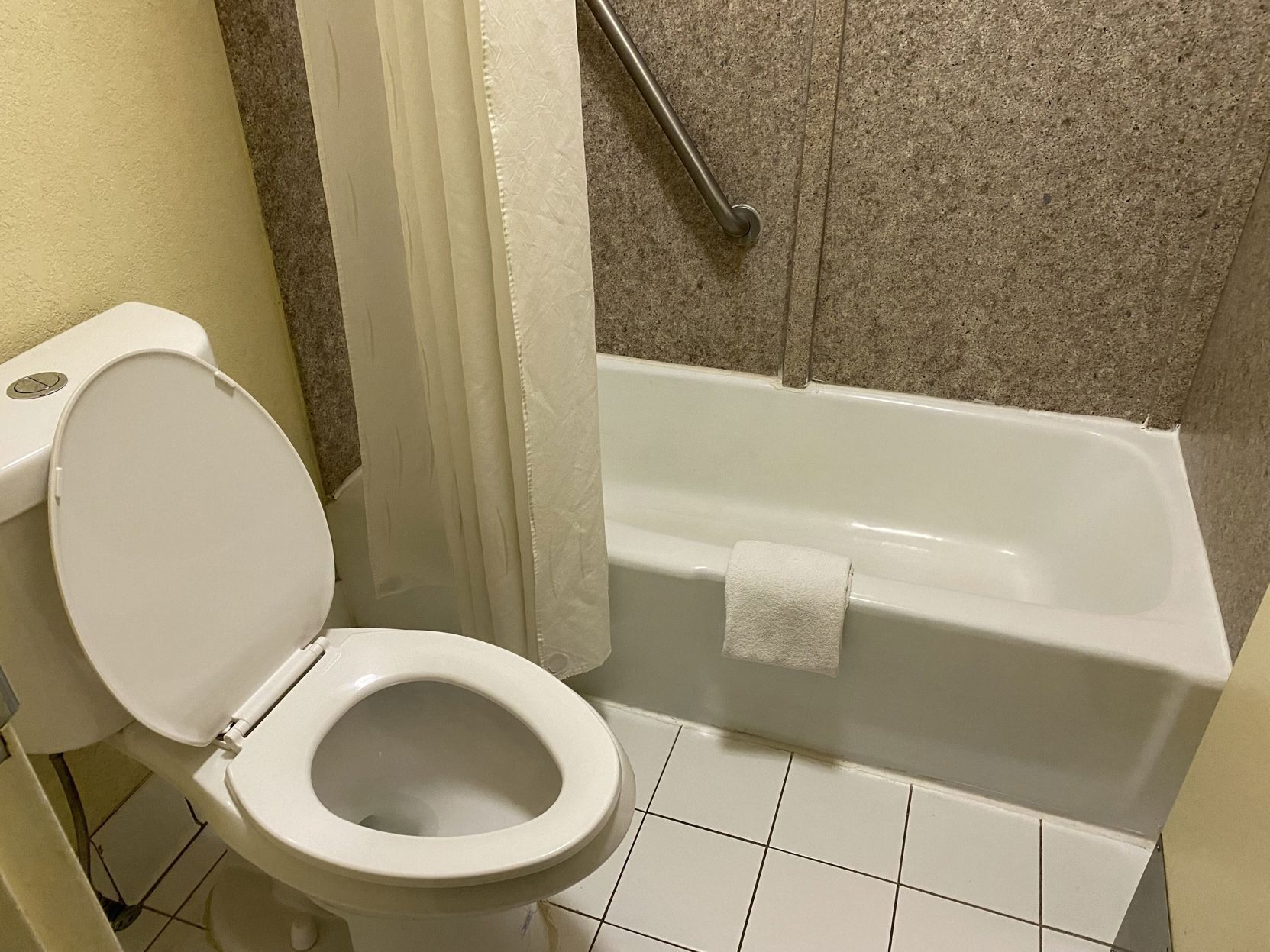 Baño | Tina con regadera, secadora de cabello, toallas 