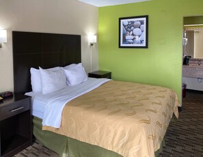 Desk, laptop workspace, blackout curtains, iron/ironing board - Quality Inn Elizabeth City near University (Elizabeth City)