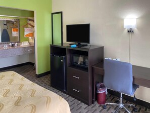 Desk, laptop workspace, blackout curtains, iron/ironing board - Quality Inn Elizabeth City near University (Elizabeth City)