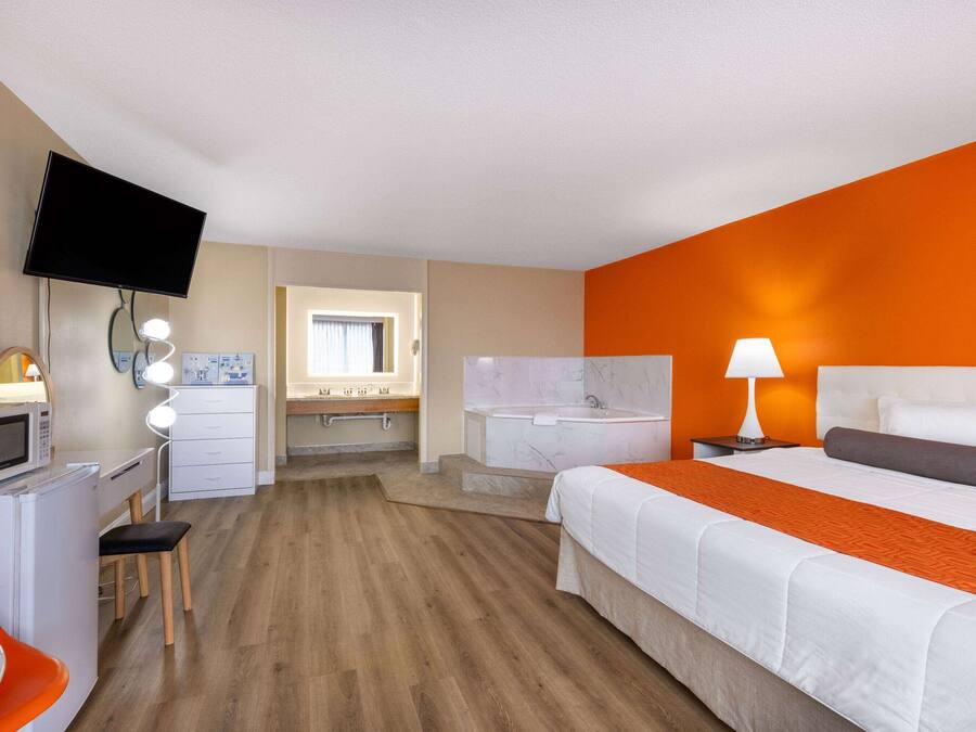 Suite, 1 King Bed, Non Smoking, Jetted Tub