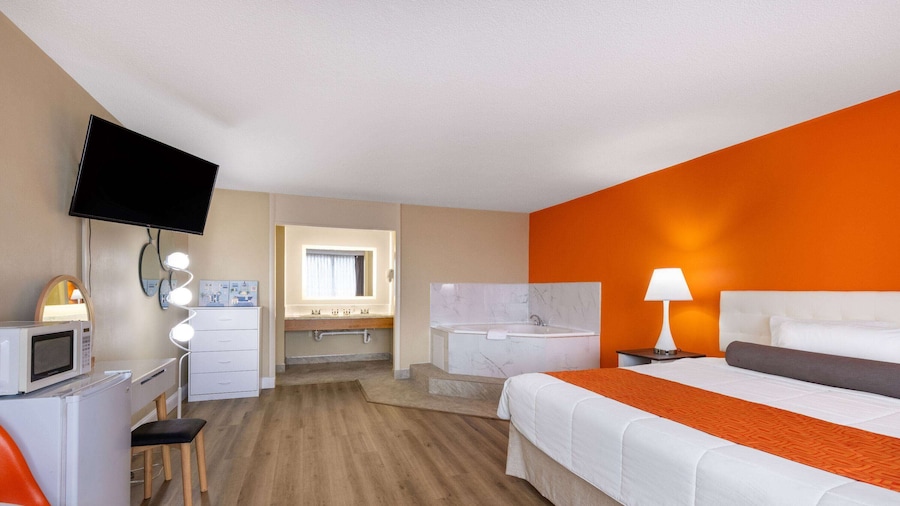 Howard Johnson Hotel & Conference Center by Wyndham Salem