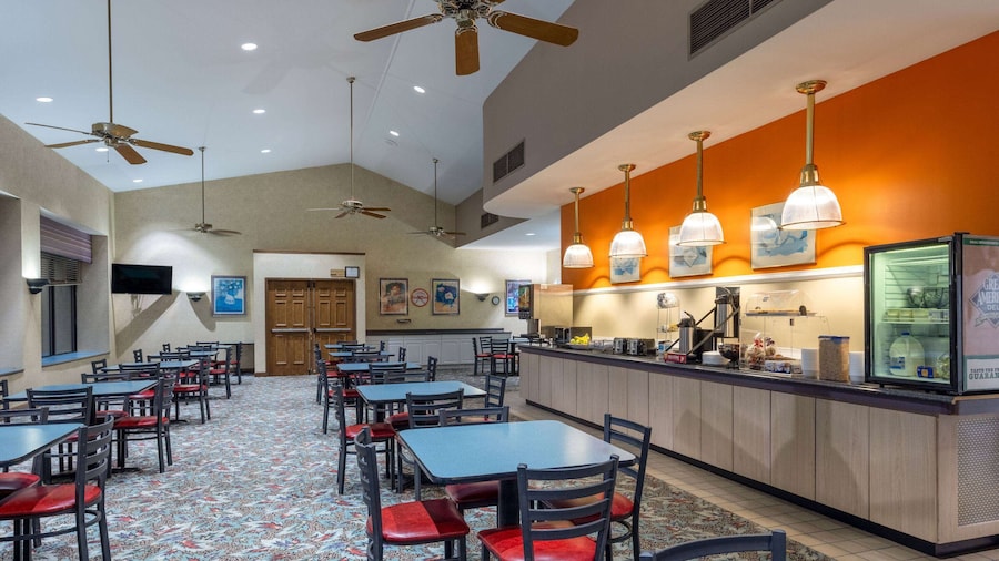 Howard Johnson Hotel & Conference Center by Wyndham Salem