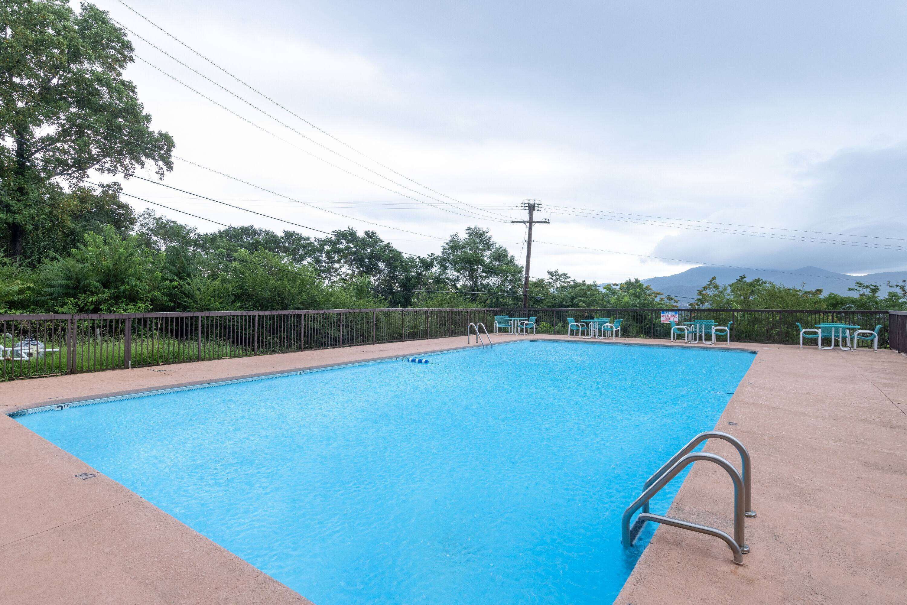 Una piscina rectangular con una escalera metálica en un lateral, rodeada por una plataforma de hormigón.