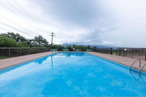 Una piscina al aire libre de temporada