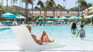 2 udendørs pools, opvarmet pool, hytter (tillægsgebyr), liggestole