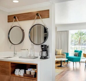 Een bad/douchecombinatie, designer toiletartikelen, een haardroger