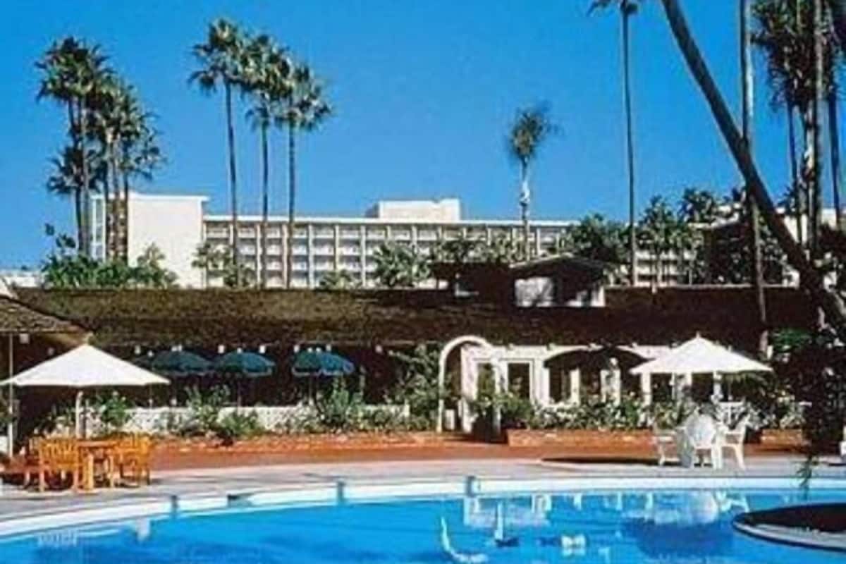 Pool | 2 outdoor pools, a heated pool, cabanas (surcharge), sun loungers