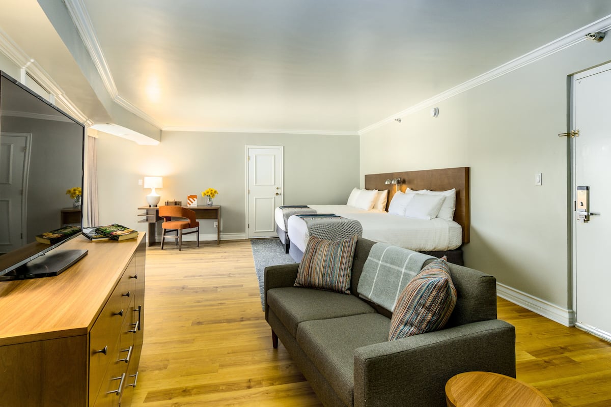 1 habitación, caja de seguridad en la habitación y escritorio