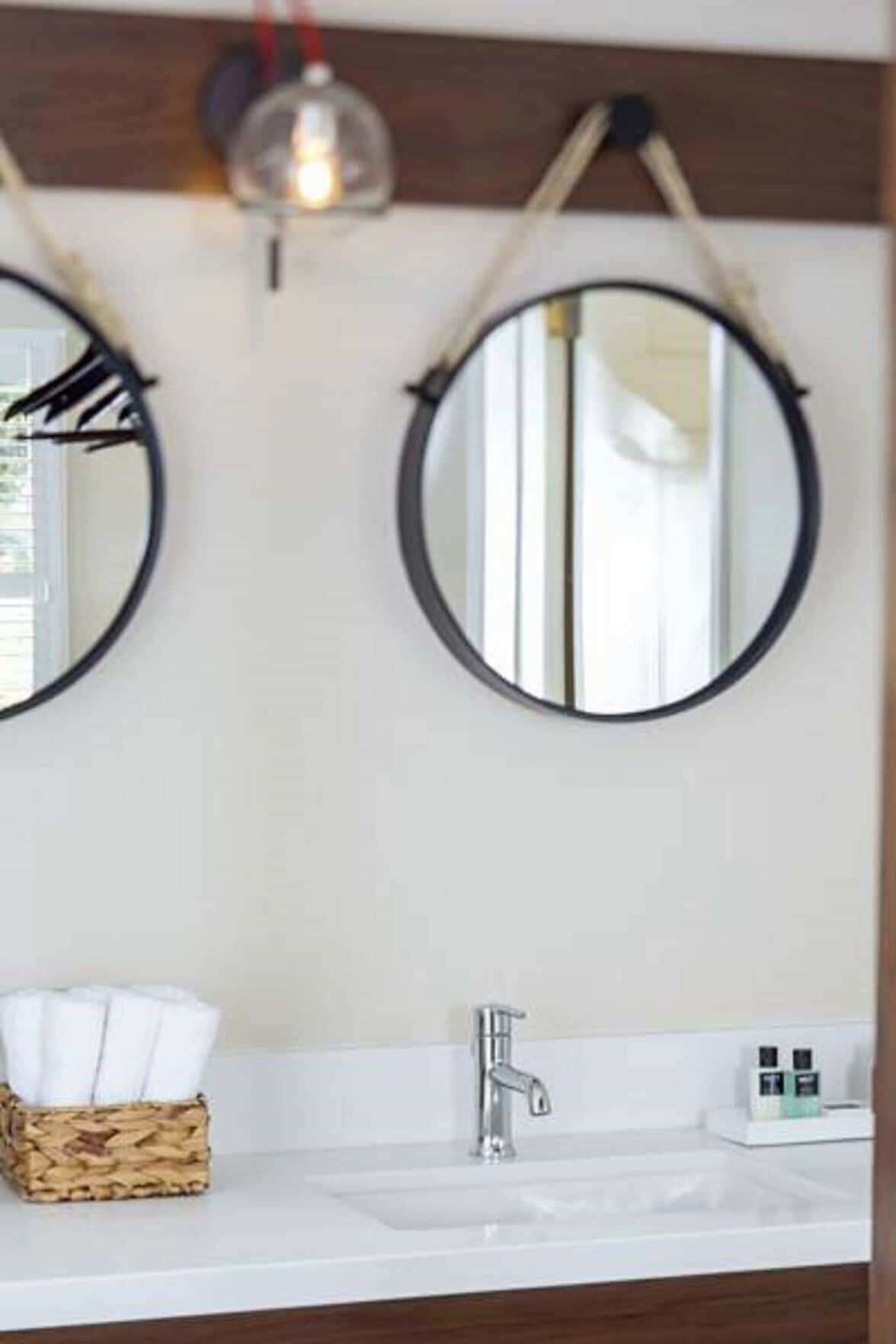 Badkamer | Een bad/douchecombinatie, designer toiletartikelen, een haardroger