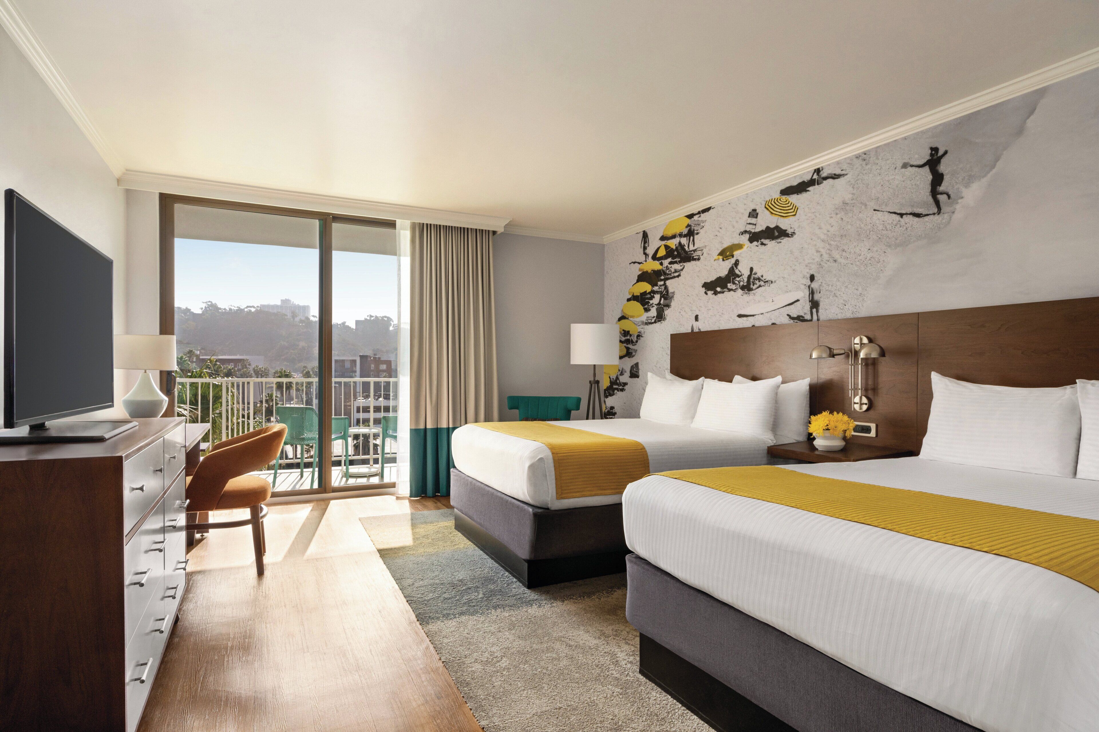 Cofres nos quartos, escrivaninha, espaço de trabalho para notebook