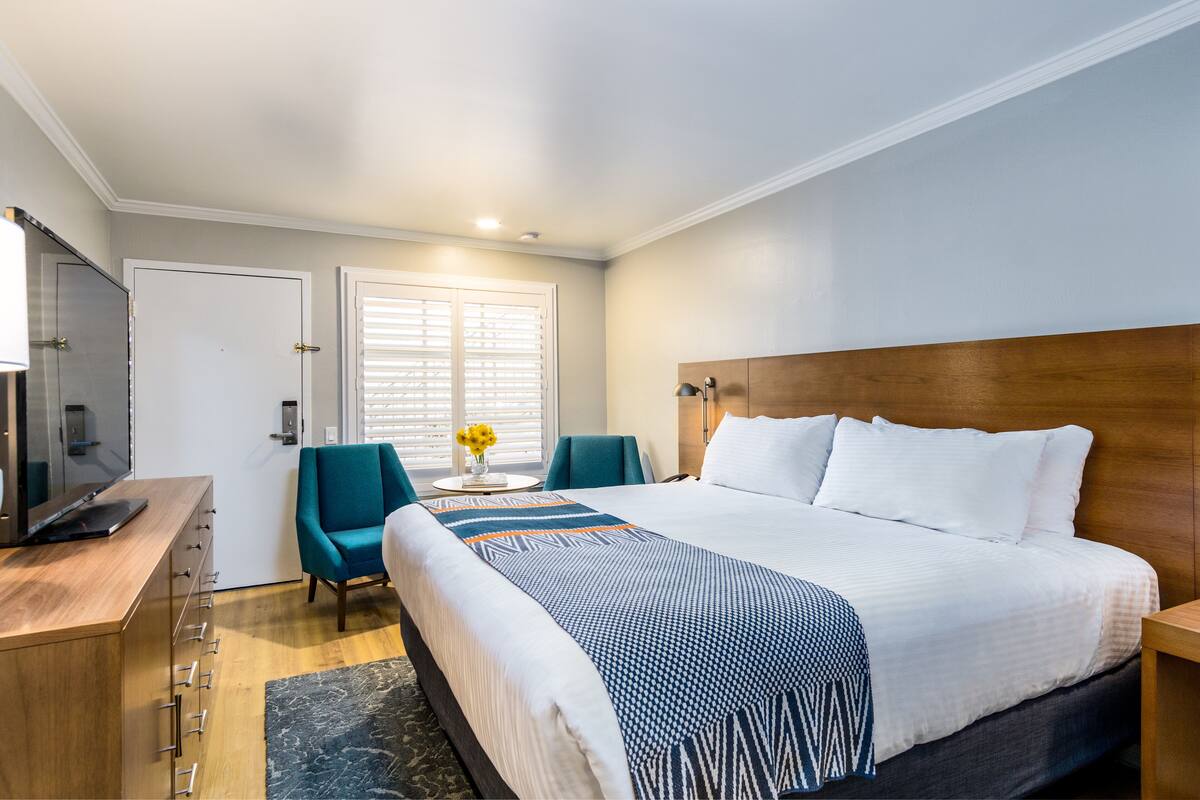 Room, 1 King Bed (Happy Camper)