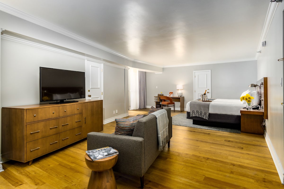 In-room safe, desk, laptop workspace, iron/ironing board