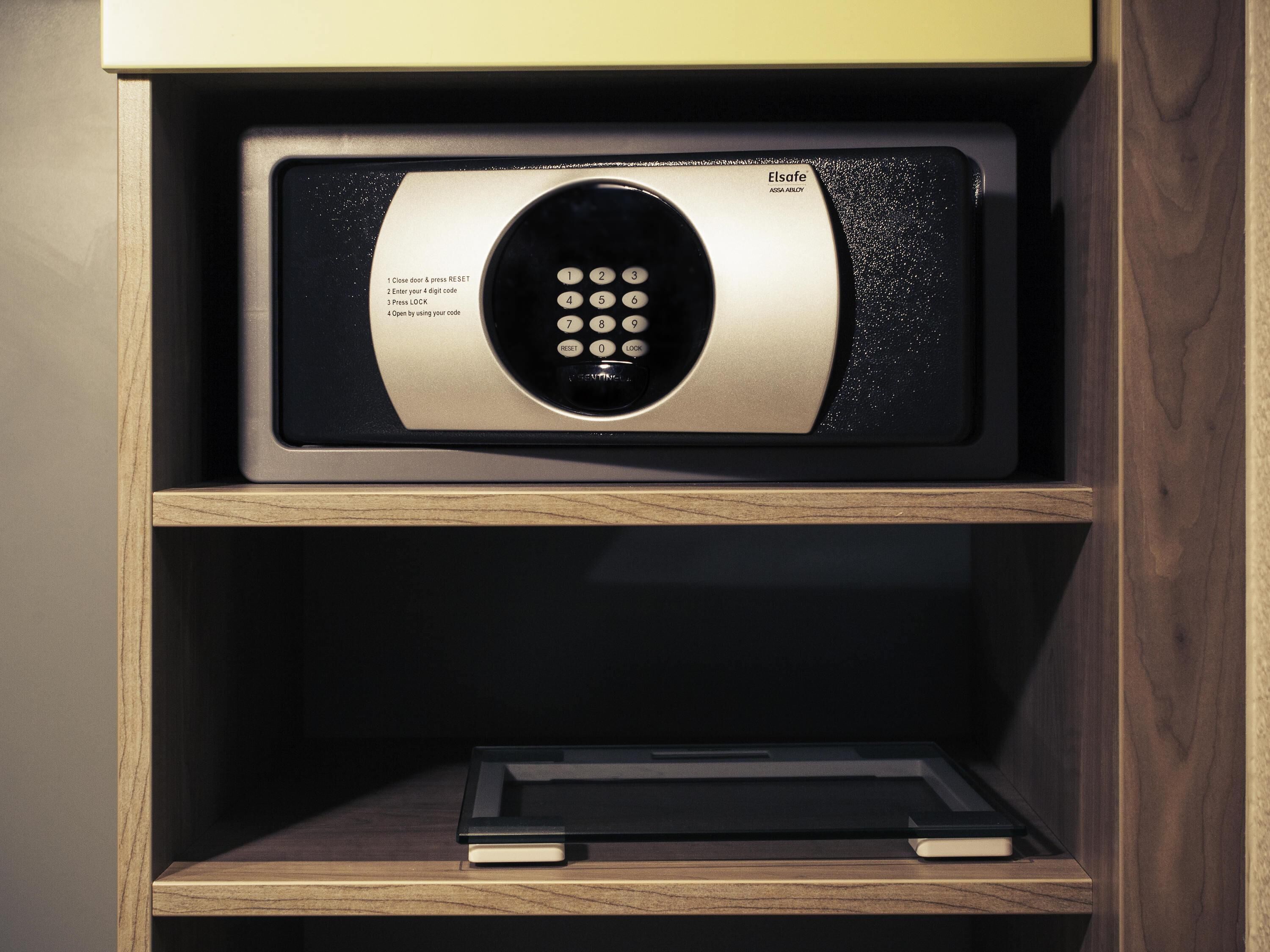 superior room, 1 double bed | in-room safe, desk, blackout curtains, soundproofing