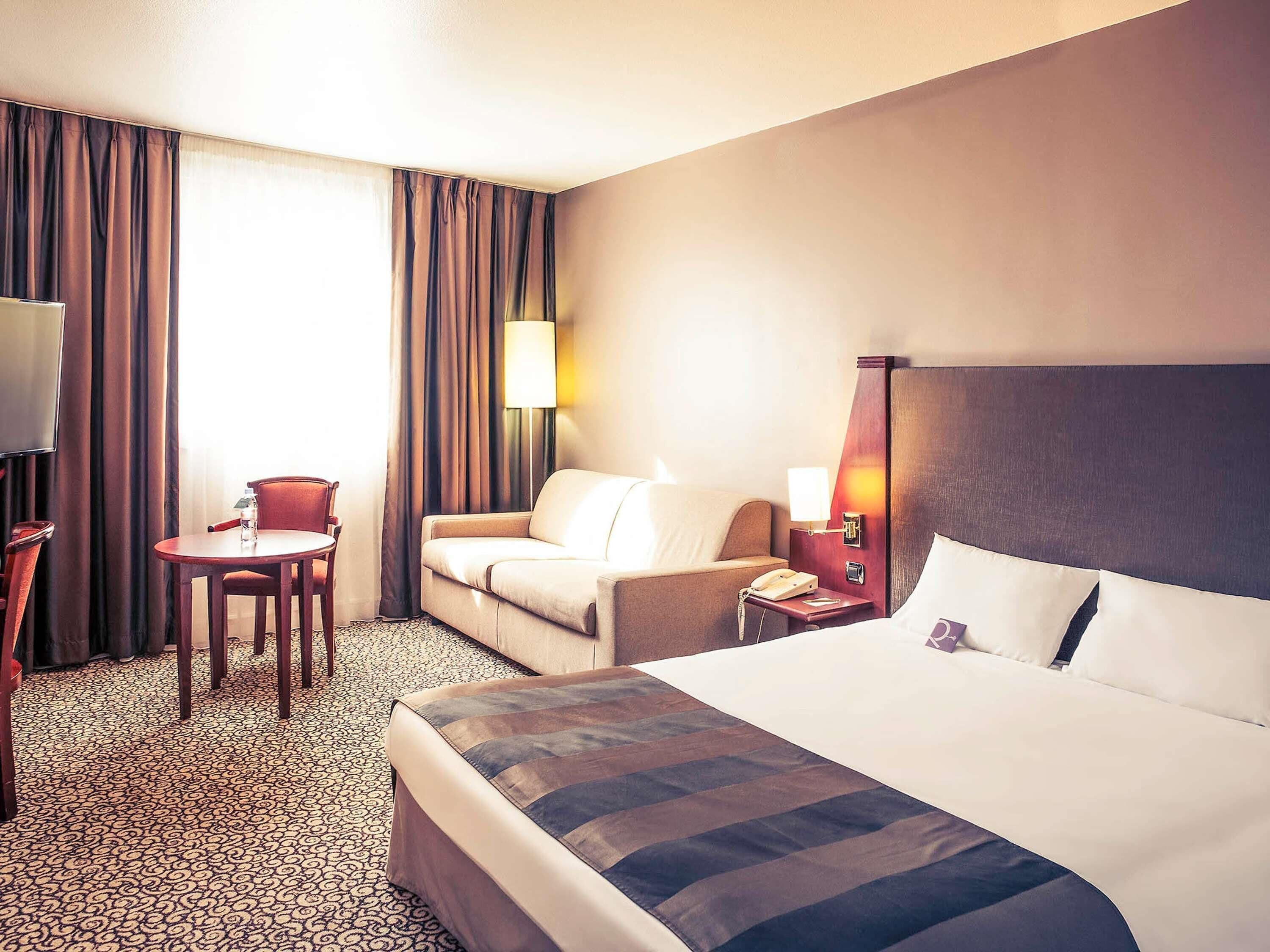 Chambre Familiale, 1 lit double et 1 canapé-lit | Coffres-forts dans les chambres, bureau, rideaux occultants