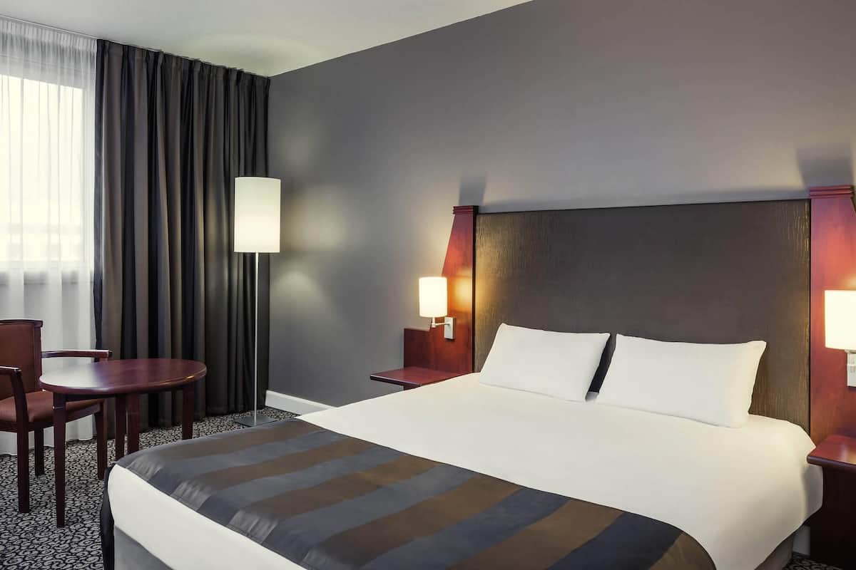 Classic Room, 1 Double Bed | In-room safe, desk, blackout drapes, soundproofing