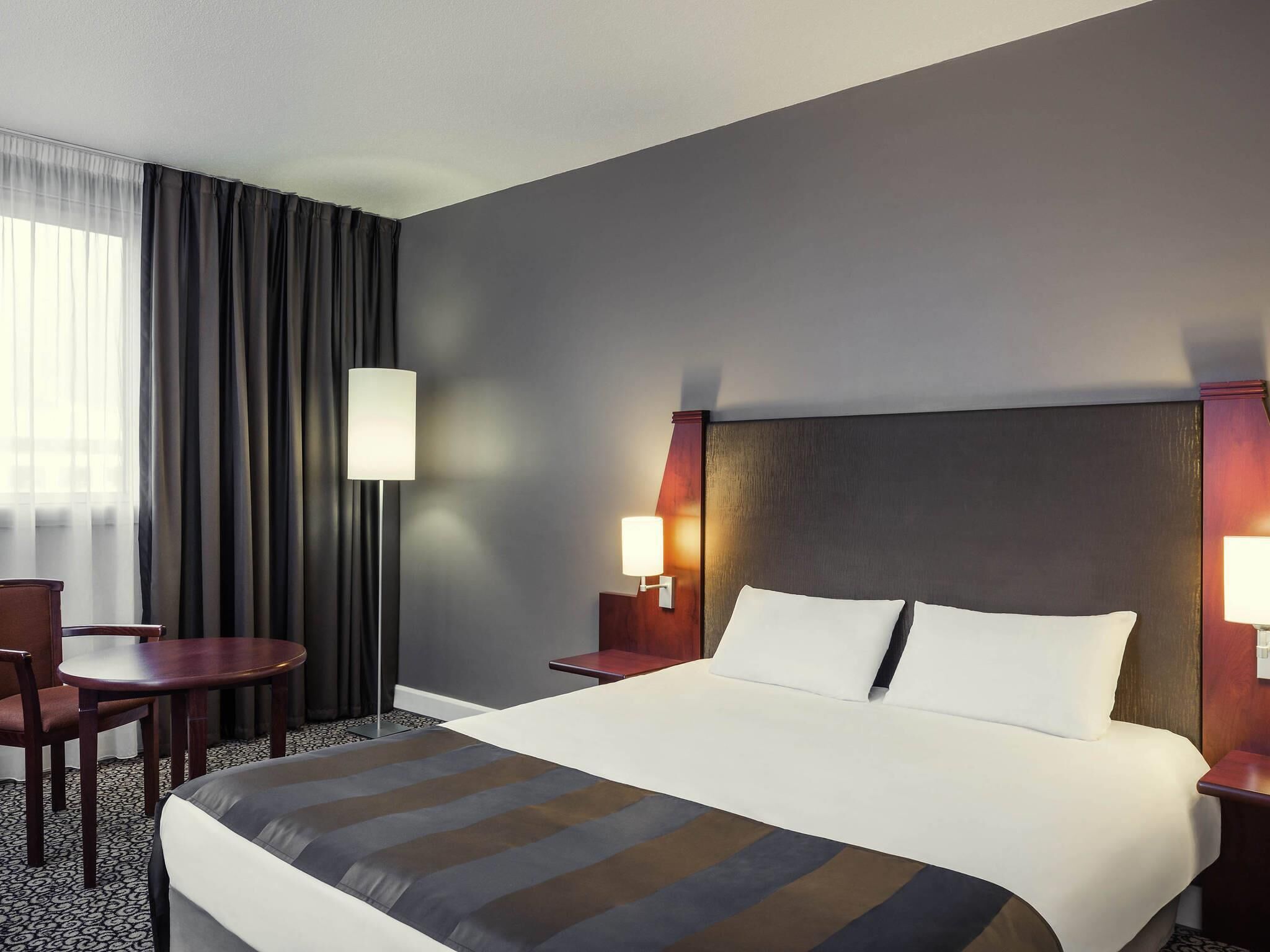 Classic Room, 1 Double Bed | In-room safe, desk, blackout drapes, soundproofing