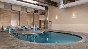 Alberca techada, camas balinesas (con cargo) y camastros