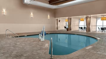 Een binnenzwembad, zwembadcabana's (toeslag), ligstoelen bij het zwembad