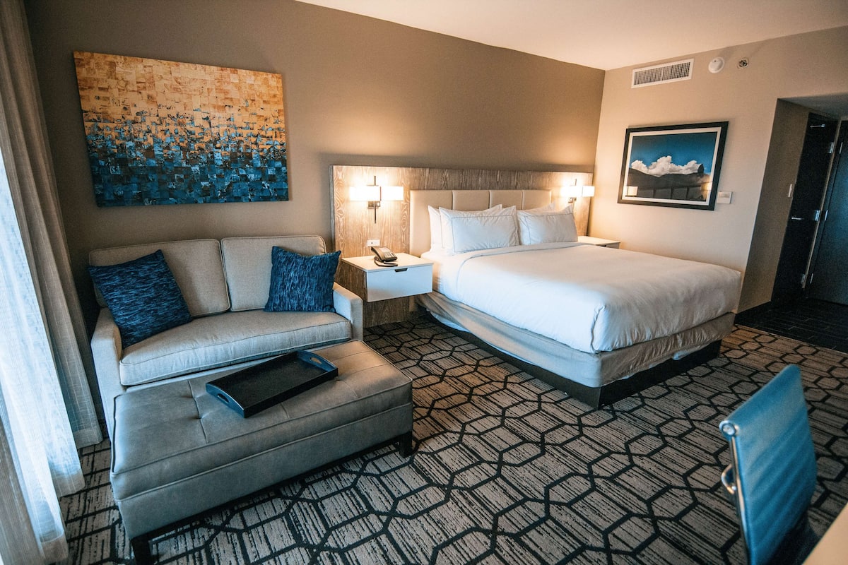 1 bedroom, Egyptian cotton sheets, premium bedding, down comforters