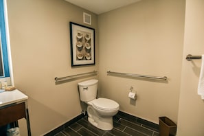 Chuveiro, produtos de toalete grátis, secador de cabelo