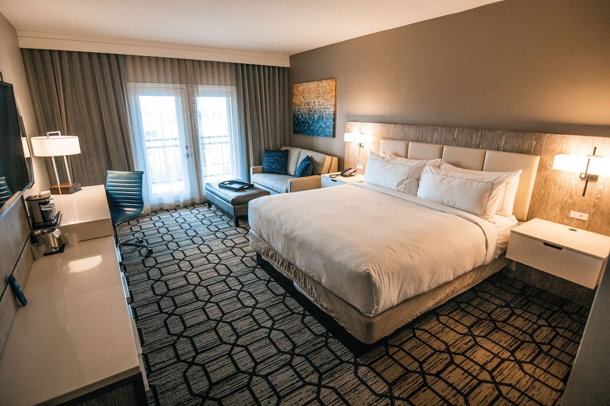 1 bedroom, Egyptian cotton sheets, premium bedding, down comforters