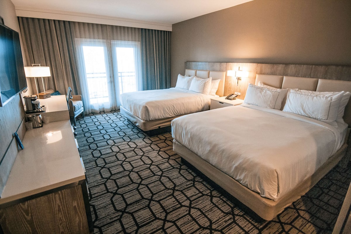 1 bedroom, Egyptian cotton sheets, premium bedding, down comforters