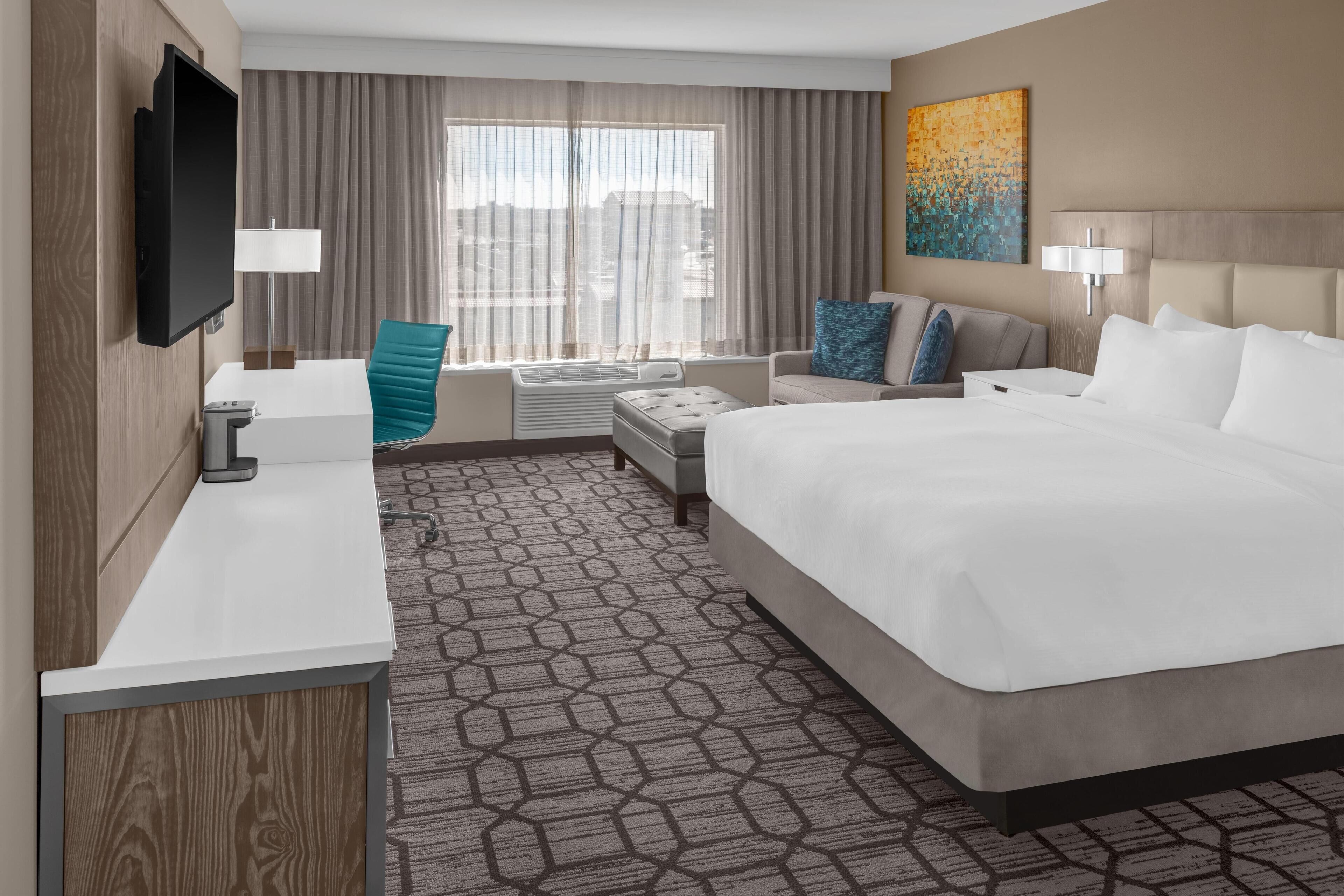 Room, 1 King Bed | Living area | Flat-screen TV