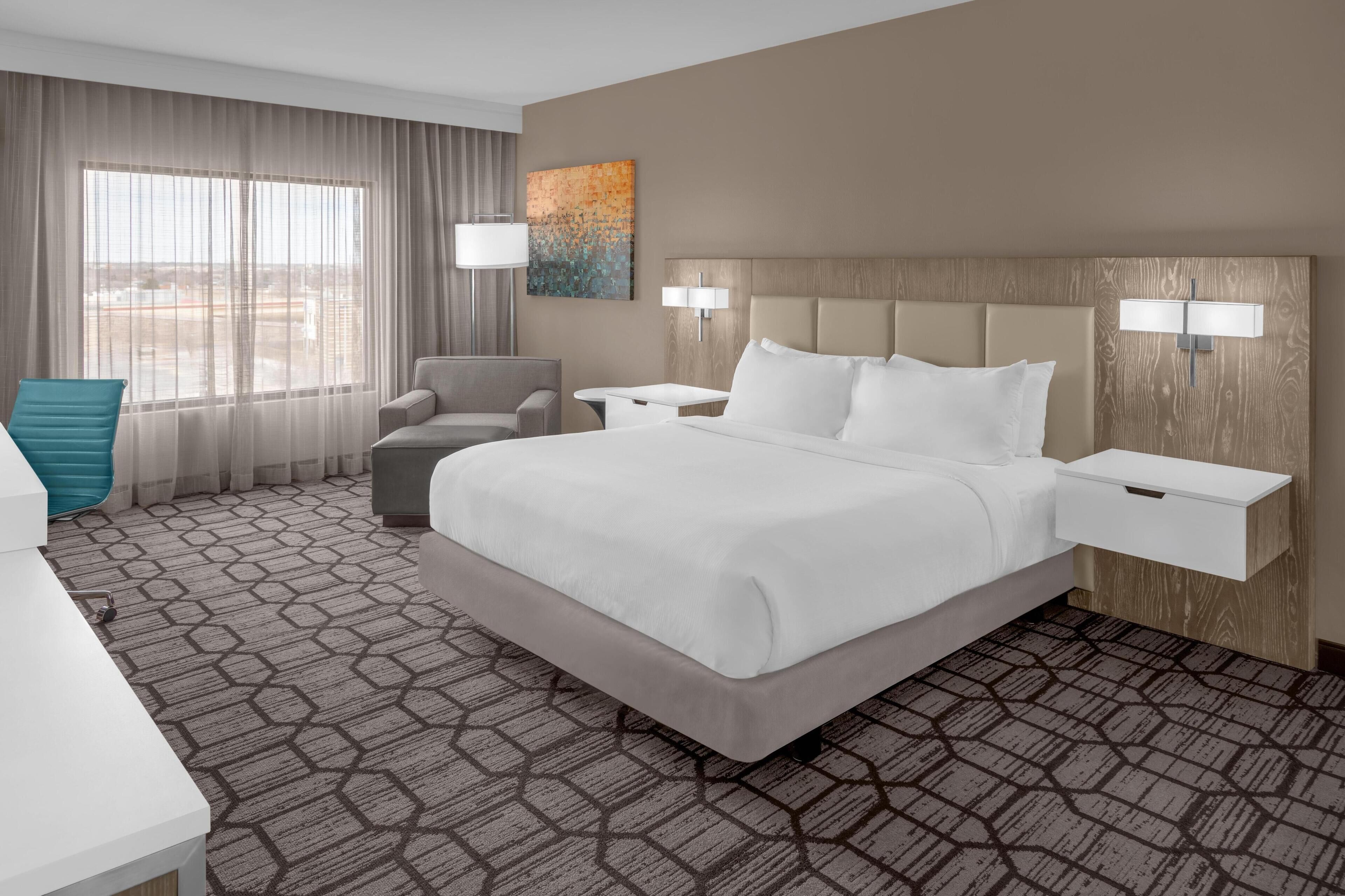 Suíte, 1 cama King (Mobility & Hearing, Roll-in Shower) | Roupas de cama de algodão egípcio, roupas de cama premium