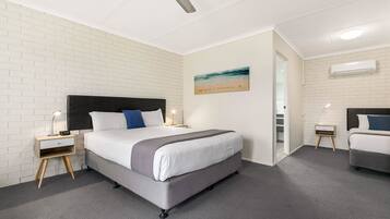 Suite Standard Single Room, Non Smoking | Skrivebord, skrivebord for bærbar PC og blendingsgardiner