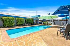 Outdoor pool, open 8 AM to 7:00 PM, pool umbrellas, pool loungers - Comfort Inn on Main Hervey Bay (Pialba)