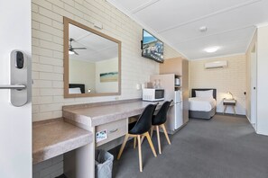 Suite Standard Single Room, Non Smoking | Schreibtisch, laptopgeeigneter Arbeitsplatz, Verdunkelungsvorhänge