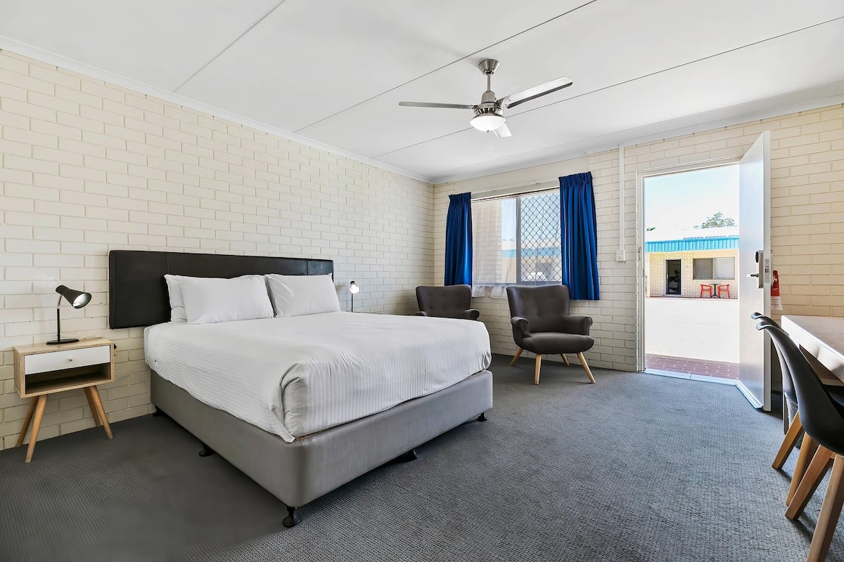Suite Standard Single Room, Non Smoking | Skrivebord, skrivebord for bærbar PC og blendingsgardiner