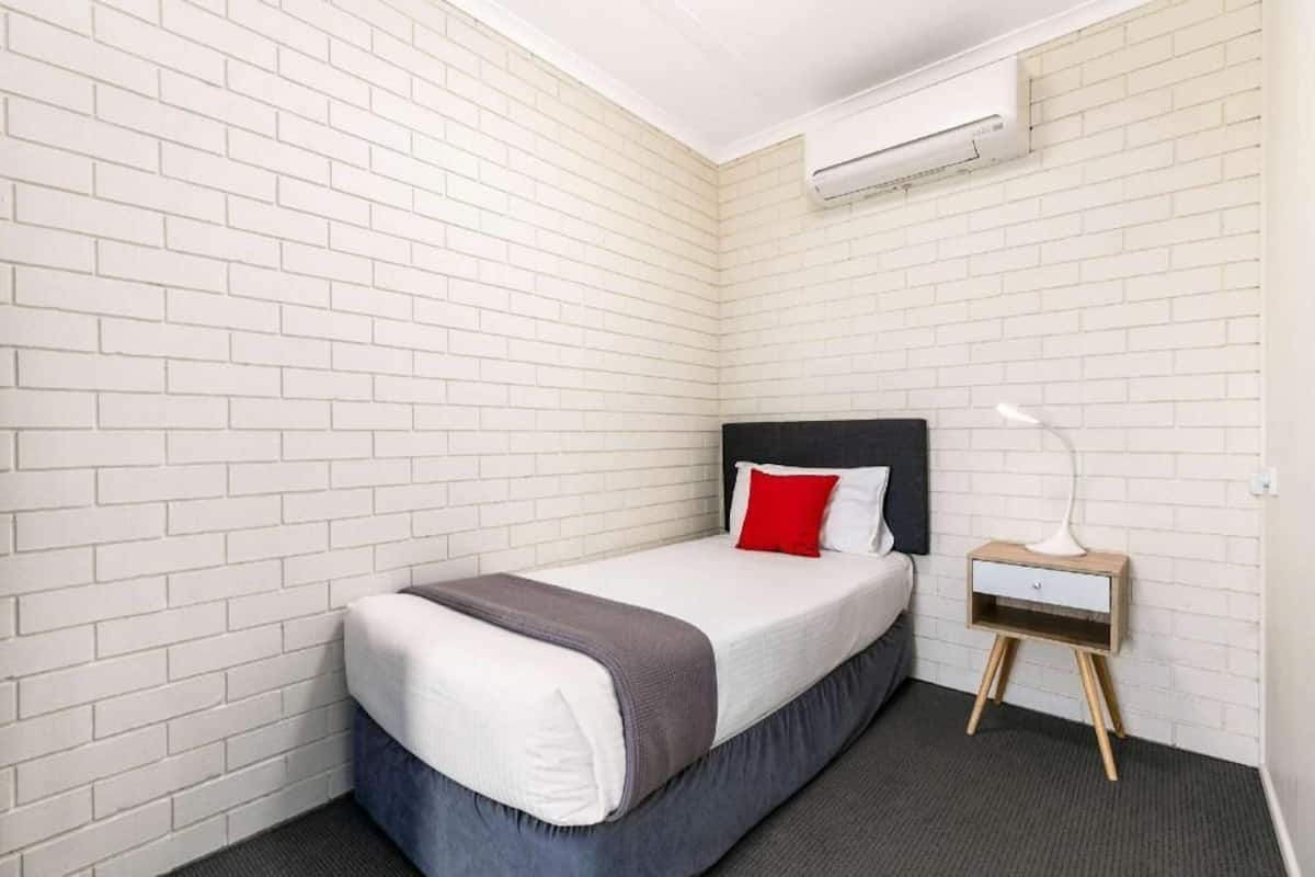 Bureau, espace de travail pour ordinateur portable, rideaux occultants