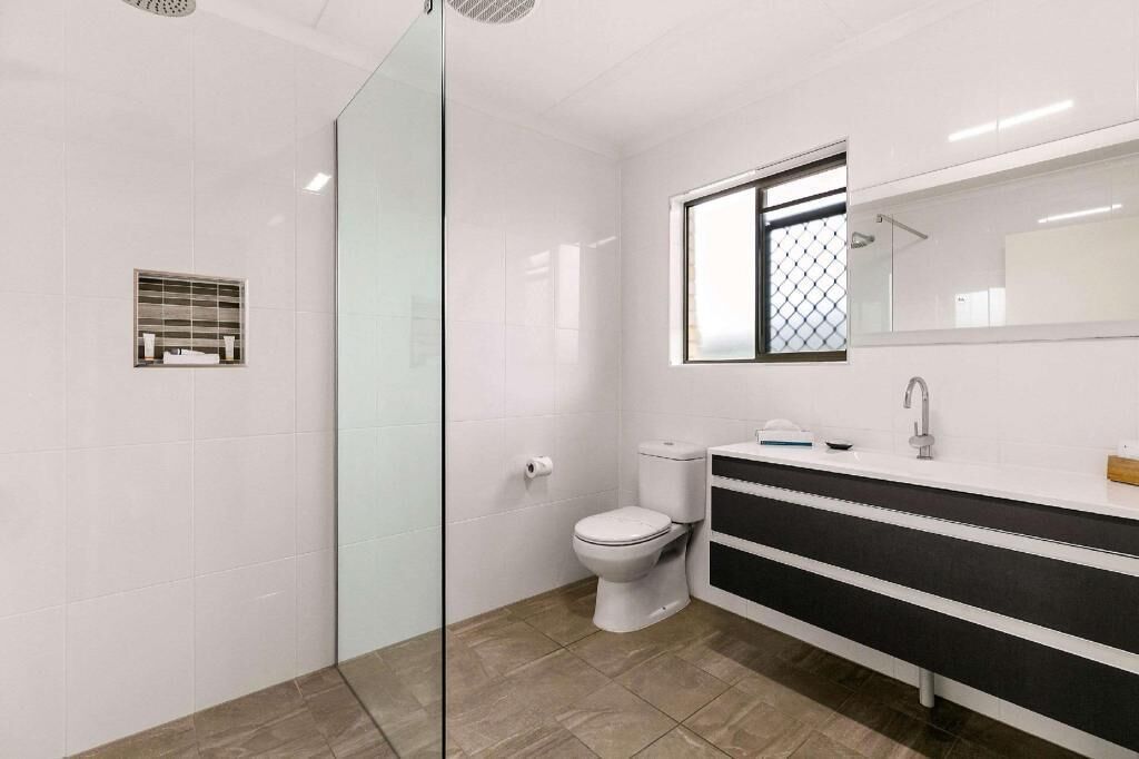 Bad | Dusj, regndusjhode, toalettartikler (inkludert) og hårføner