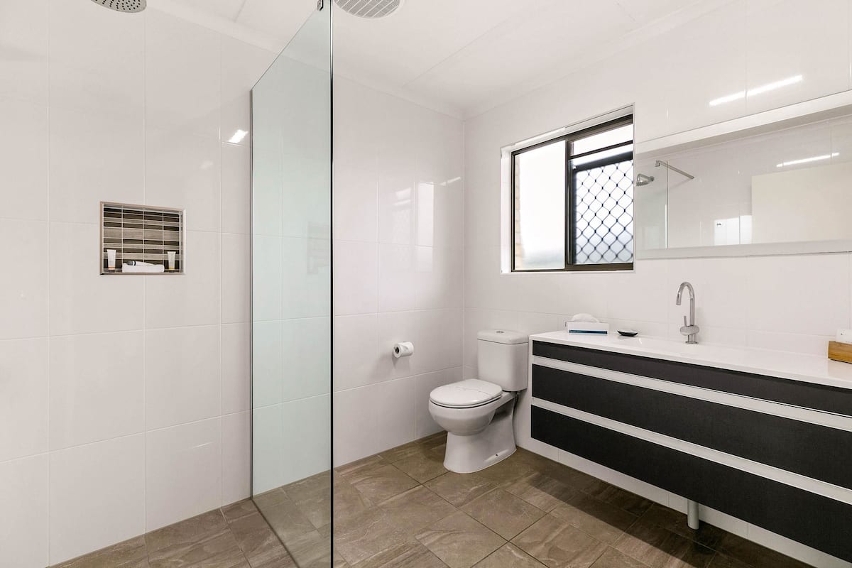 suite standard single room, non smoking | bathroom | shower, rainfall showerhead, free toiletries, hair dryer