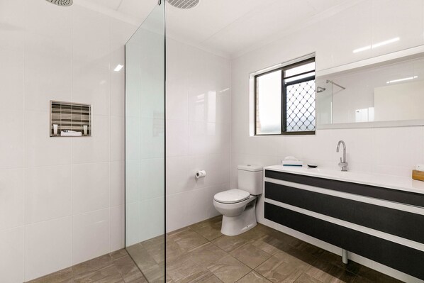 Suite Standard Single Room, Non Smoking | Badezimmer