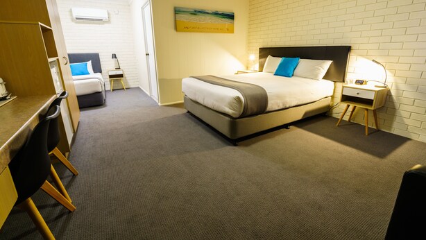 Suite Standard Single Room, Non Smoking | Skrivebord, skrivebord for bærbar PC og blendingsgardiner