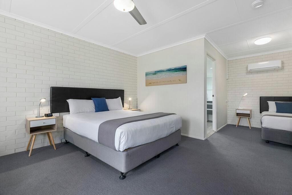 Skrivebord, skrivebord for bærbar PC og blendingsgardiner