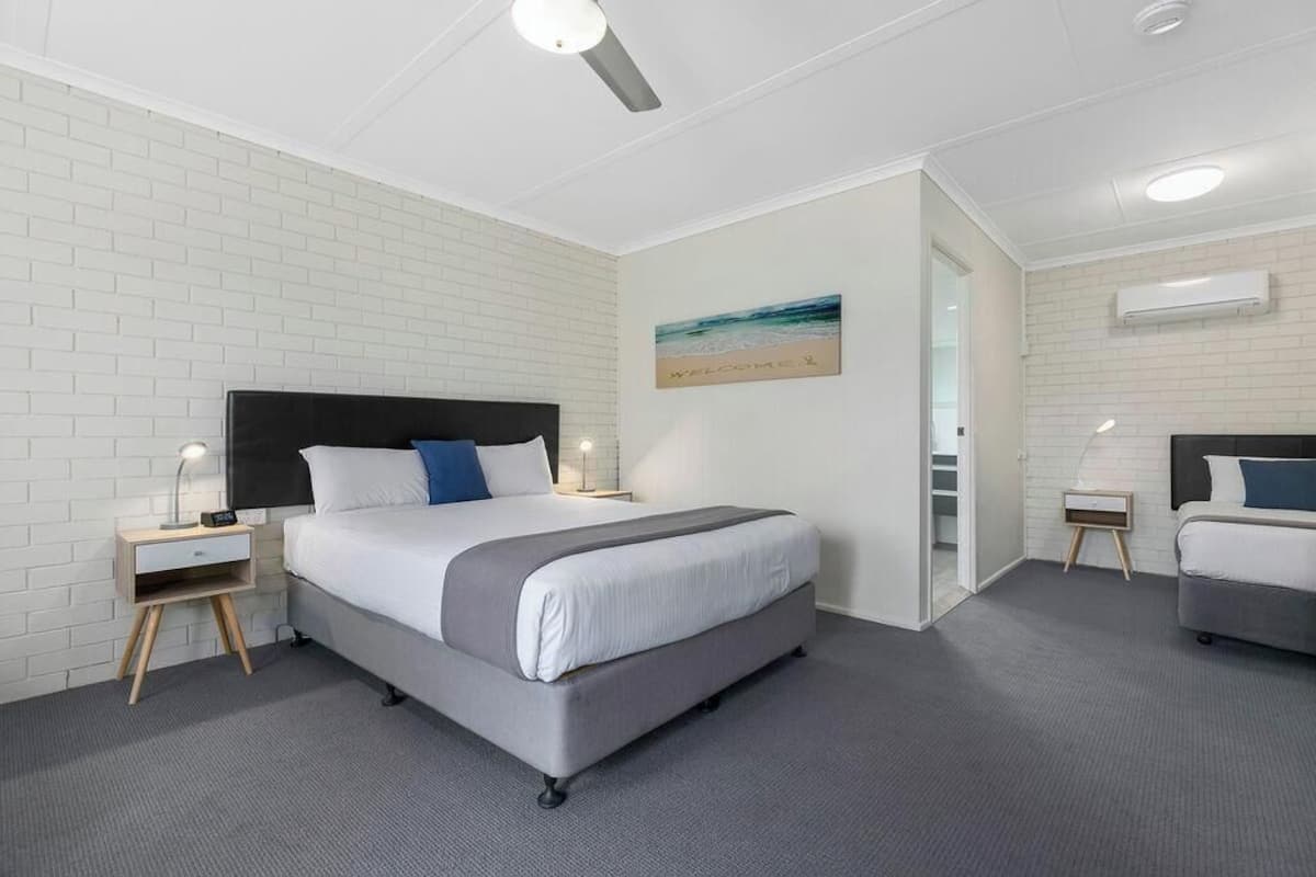 Bureau, espace de travail pour ordinateur portable, rideaux occultants