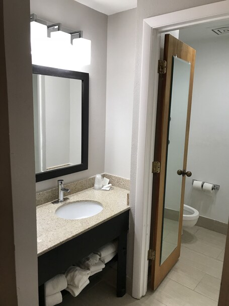 Country Inn Suites by Radisson Indianapolis East - Image 14