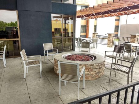 Country Inn Suites by Radisson Indianapolis East - Image 24