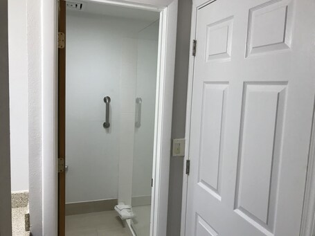 Country Inn Suites by Radisson Indianapolis East - Image 22