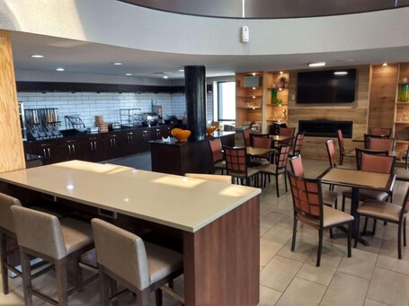 Country Inn Suites by Radisson Indianapolis East - Image 34