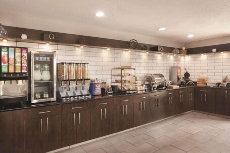 Country Inn Suites by Radisson Indianapolis East - Image 23