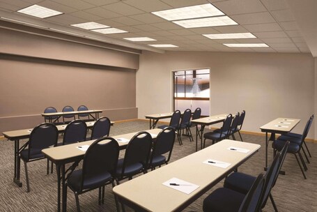 Country Inn Suites by Radisson Indianapolis East - Image 15