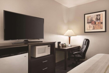 Country Inn Suites by Radisson Indianapolis East - Image 10