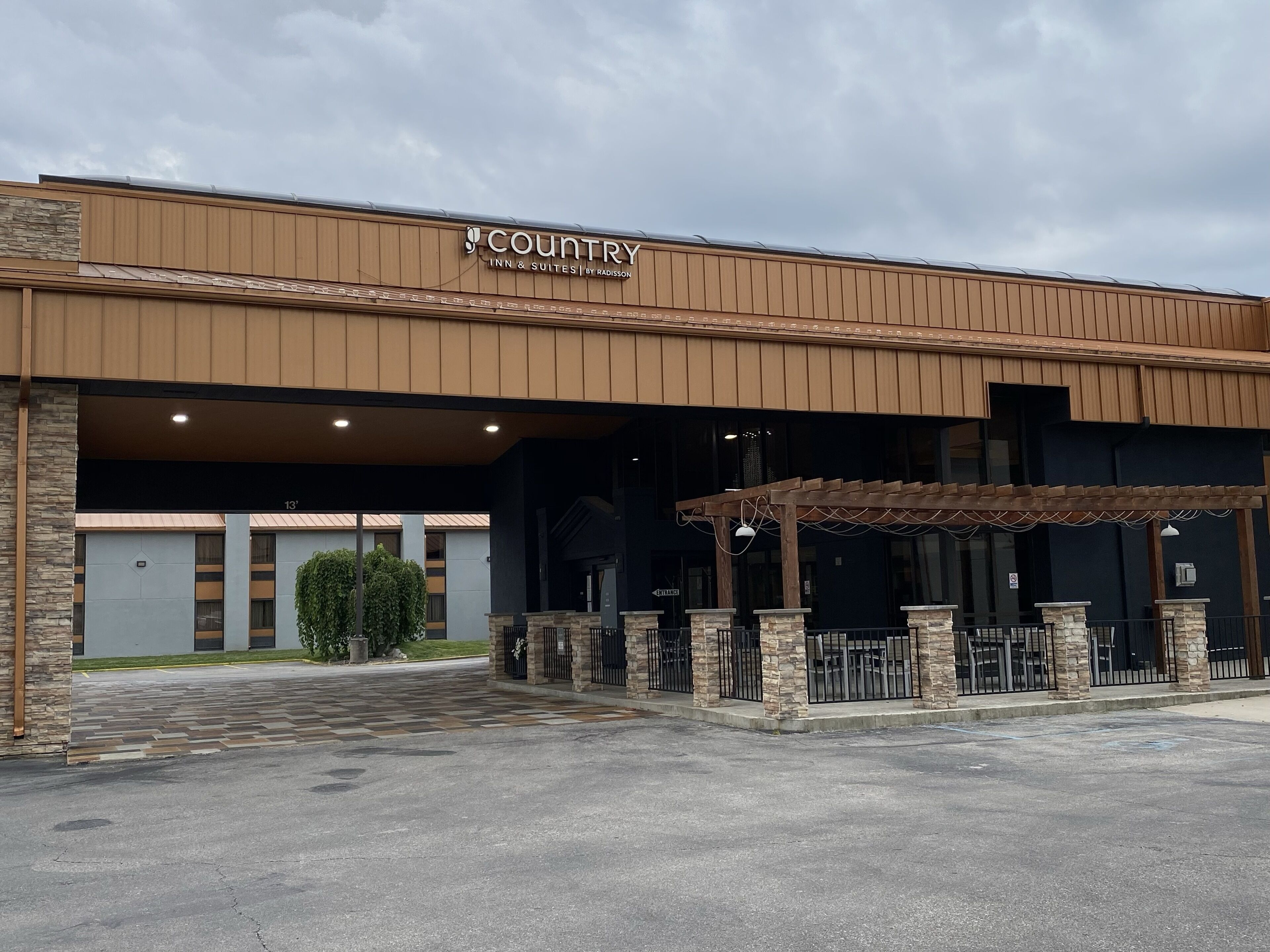 A Country Inn & Suites building with a covered entrance and a parking lot.
